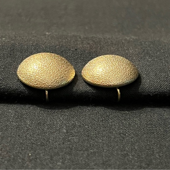 Vintage Emmons Dome Earrings - Picture 3 of 10